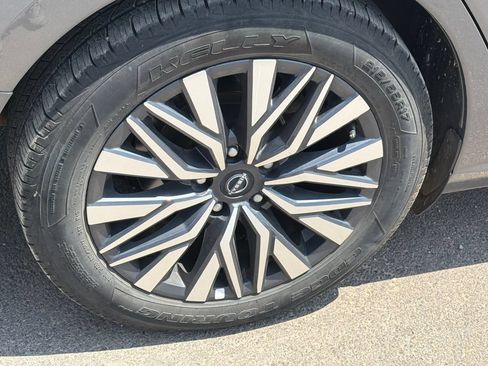 Used 2025 Nissan Altima 2.5 SV FWD image 17