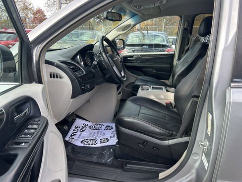 Used 2014 Chrysler Town & Country Touring image 8