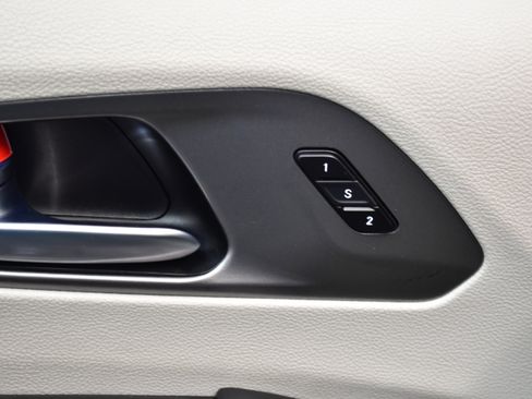 Used 2023 Chrysler Pacifica Touring-L FWD image 18