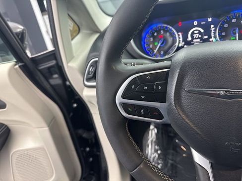 Used 2024 Chrysler Pacifica Touring-L image 29