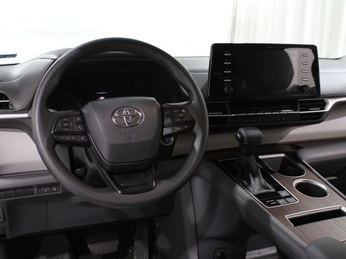Used 2023 Toyota Sienna LE image 6