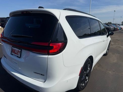 Used 2023 Chrysler Pacifica Limited w/ Uconnect Theater Family Group FWD image 3