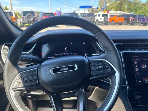 Used 2023 Jeep Grand Cherokee L Laredo AWD/4WD image 34