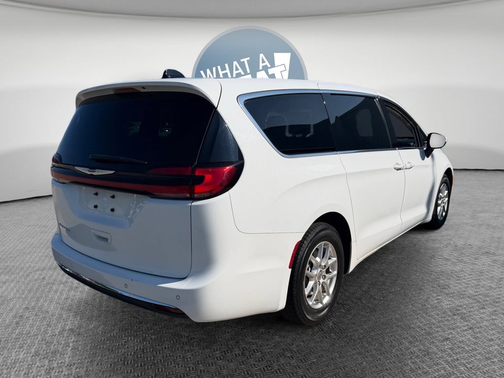 Used 2023 Chrysler Pacifica Touring-L FWD image 3