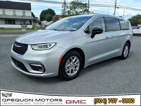 Used 2024 Chrysler Pacifica Touring-L FWD image 3