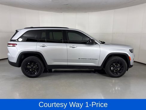 Used 2024 Jeep Grand Cherokee Altitude AWD/4WD image 12