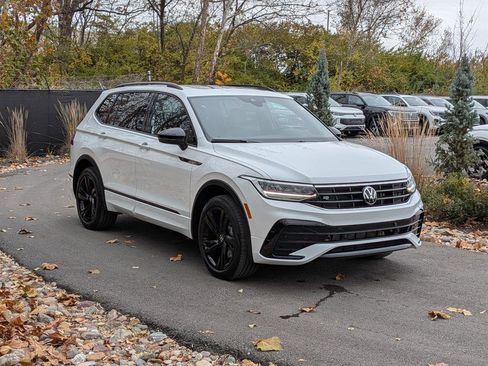 Certified 2024 Volkswagen Tiguan SE R-Line image 8