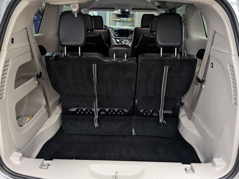 Used 2024 Chrysler Pacifica Touring-L FWD image 24