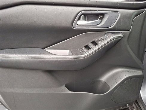 Used 2024 Nissan Rogue SV image 15