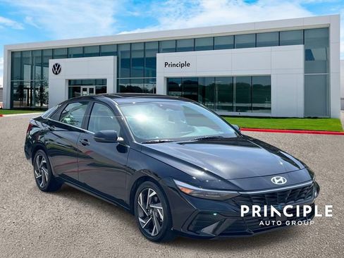 Used 2025 Hyundai Elantra Limited FWD image 3
