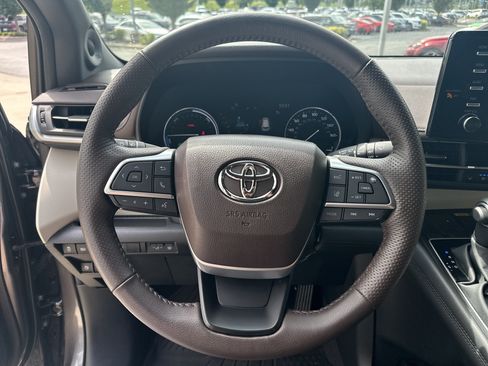 Used 2024 Toyota Sienna Platinum AWD/4WD image 17