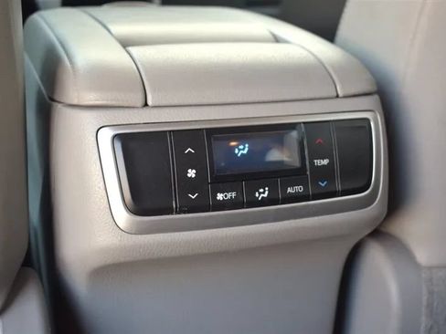 Used 2018 Toyota Highlander XLE AWD/4WD image 28