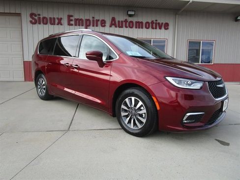Used 2021 Chrysler Pacifica Touring-L image 1