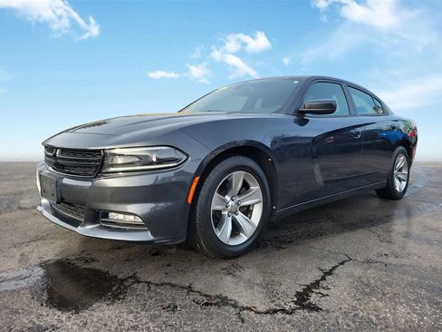 Used 2016 Dodge Charger SXT image 2