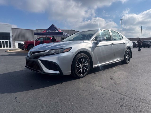 Used 2024 Toyota Camry SE w/ Cold Weather Package FWD image 3