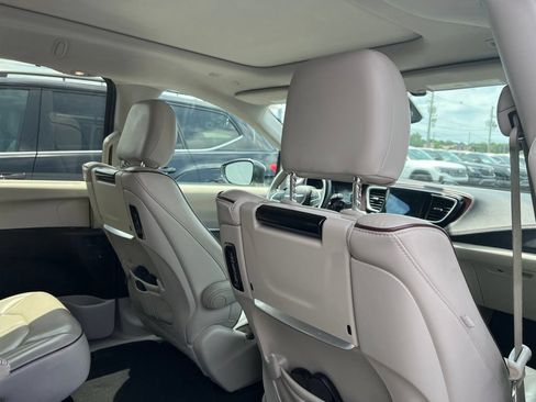 Used 2018 Chrysler Pacifica Limited w/ Tire & Wheel Group FWD image 6