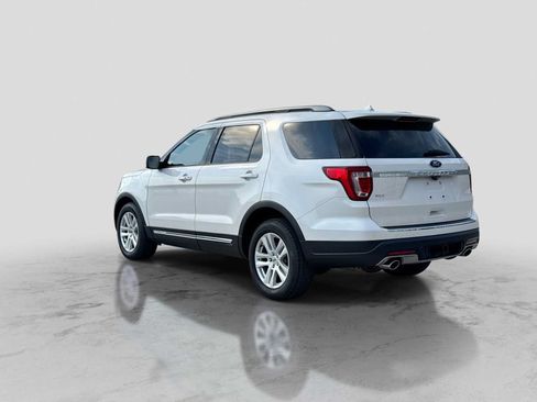 Used 2018 Ford Explorer XLT w/ XLT Technology Feature Bundle FWD image 4