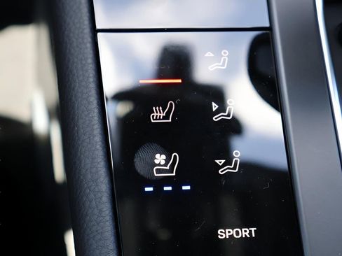 Certified 2025 Porsche Macan AWD/4WD image 25