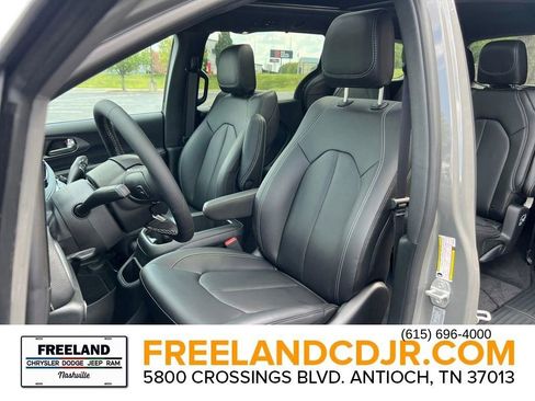 New 2025 Chrysler Pacifica Select image 21