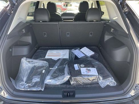 New 2026 Volkswagen Tiguan SE FWD image 8
