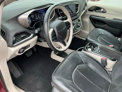 Used 2018 Chrysler Pacifica Limited w/ Tire & Wheel Group image 13