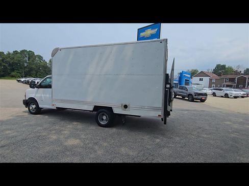 Used 2018 Chevrolet Express 3500 w/ Driver Convenience Package image 6