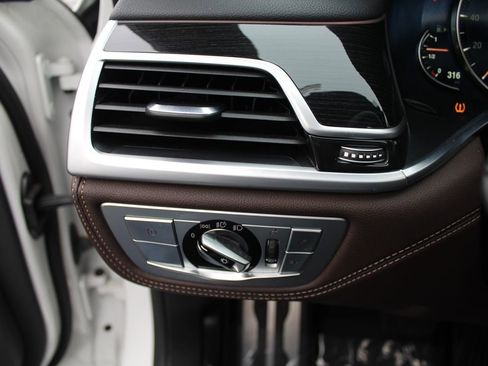 Used 2018 BMW 740i image 31