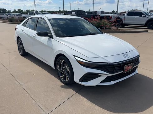 Used 2025 Hyundai Elantra SEL FWD image 3