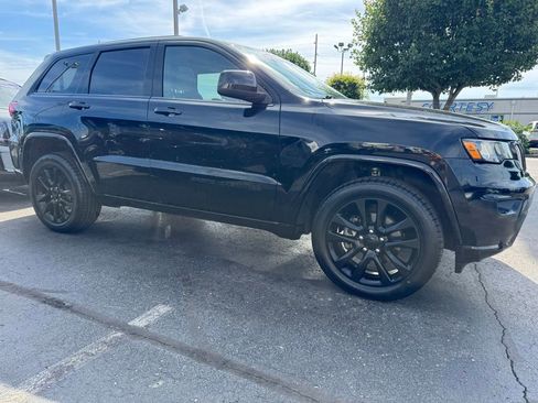 Used 2018 Jeep Grand Cherokee Altitude AWD/4WD image 6