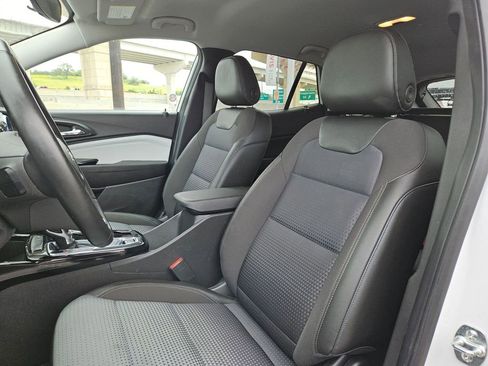 Used 2025 Chevrolet Trax LT w/ LT Convenience Package FWD image 16