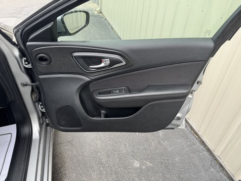 Used 2015 Chrysler 200 Limited image 25