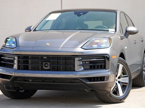 Used 2024 Porsche Cayenne Coupe AWD/4WD image 3