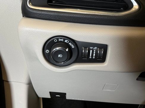 Used 2020 Chrysler Pacifica Limited image 19