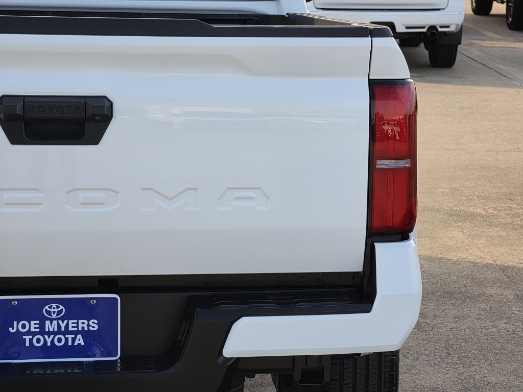 Used 2025 Toyota Tacoma SR5 AWD/4WD image 9