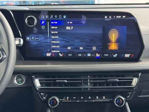 Used 2025 Chevrolet Traverse LT image 20