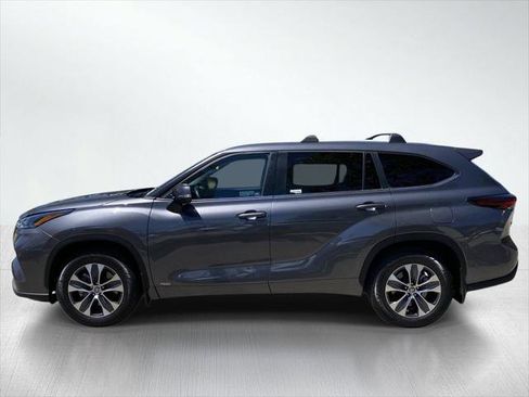 Certified 2024 Toyota Highlander XLE AWD/4WD image 2