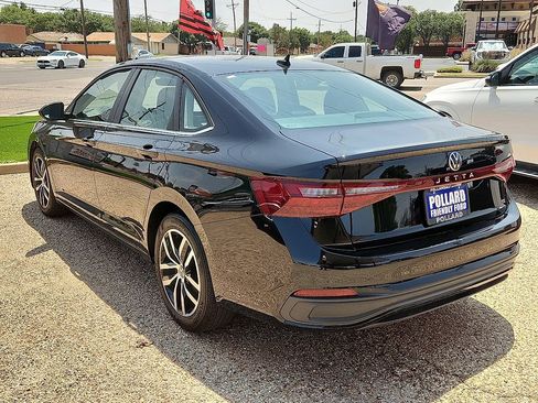Used 2025 Volkswagen Jetta SE FWD image 2