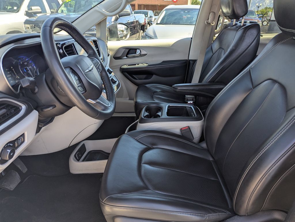 Used 2023 Chrysler Pacifica Touring-L FWD image 15