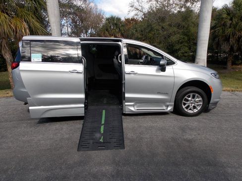 Used 2023 Chrysler Pacifica Touring-L image 2