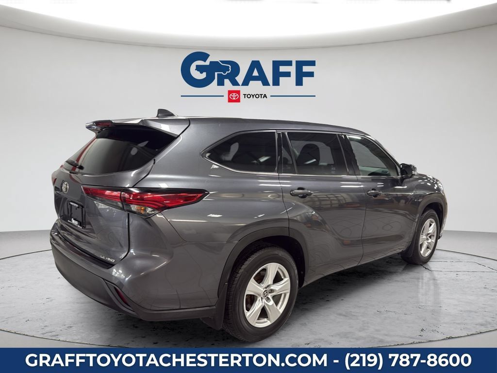 Used 2022 Toyota Highlander LE AWD/4WD image 7