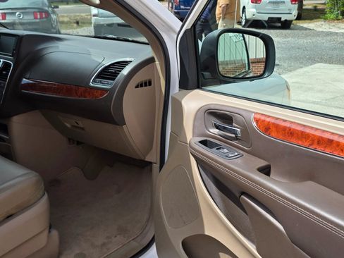 Used 2015 Chrysler Town & Country Touring FWD image 14