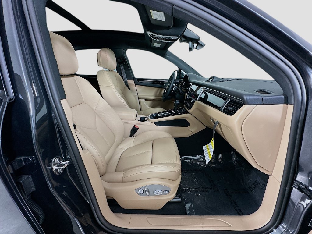 Certified 2026 Porsche Macan AWD/4WD image 31