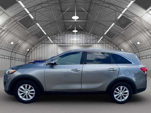 Used 2017 Kia Sorento FWD w/ LX Convenience Package image 3