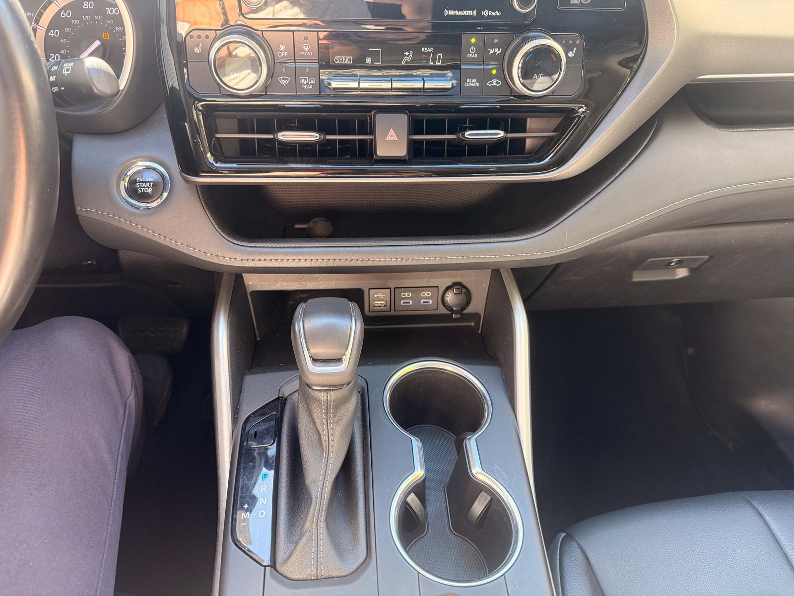 Used 2022 Toyota Highlander XLE AWD/4WD image 18