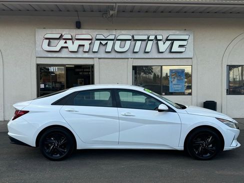 Used 2023 Hyundai Elantra SEL image 3