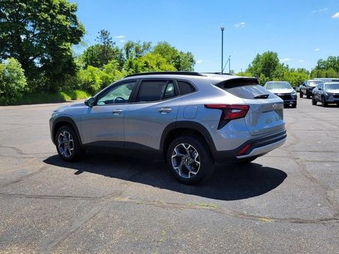 Used 2025 Chevrolet Trax LT w/ LT Convenience Package FWD image 6