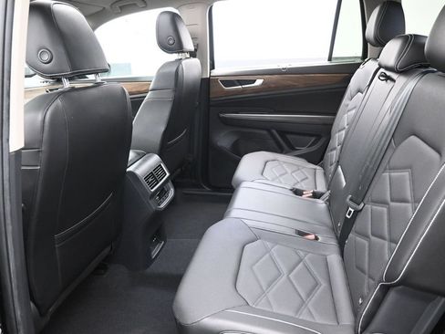 Used 2024 Volkswagen Atlas SE w/ Panoramic Sunroof Package FWD image 28