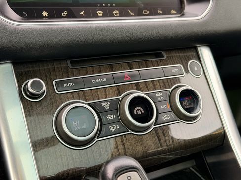 Used 2017 Land Rover Range Rover Sport SE image 28