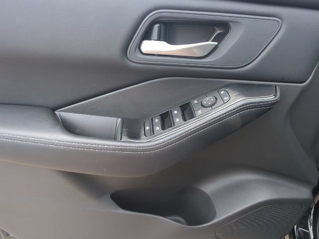 Used 2026 Nissan Rogue SV FWD image 12