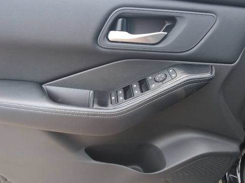Used 2026 Nissan Rogue SV FWD image 12